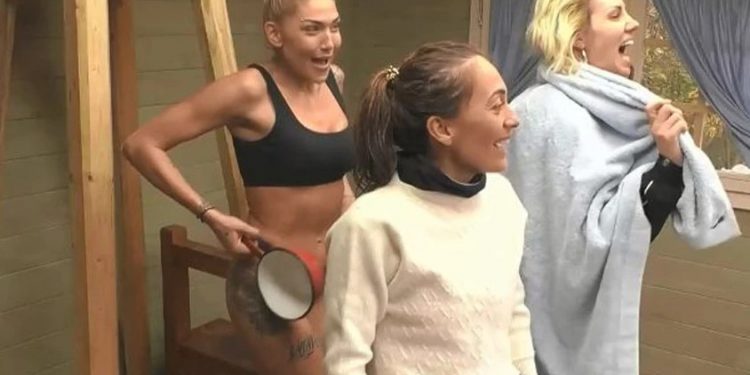 Alldaynews.gr Η Φάρμα-Χαμός: Η Αγγελική Ηλιάδη έκανε επιτέλους μπάνιο-“Εκεί που καίγομαι πολύ”