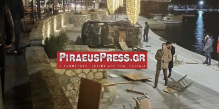 Πριν Λίγο: Σοκ στο Μικρολίμανο-Αυτοκίνητο έπεσε πάνω σε τραπέζια καταστήματος[photo]