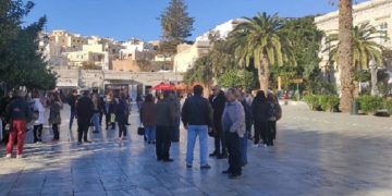 Alldaynews.gr Σύρος: Και τη σύνταξη να μας κόψουν εμβόλιο δεν κάνουμε, ας ξυπνήσουν οι Έλληνες