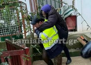 Κακοκαιρία – Λαμία: Απεγκλωβίζουν πολίτες κουβαλώντας τους στην πλάτη – Συγκλονιστικές εικόνες (Video)