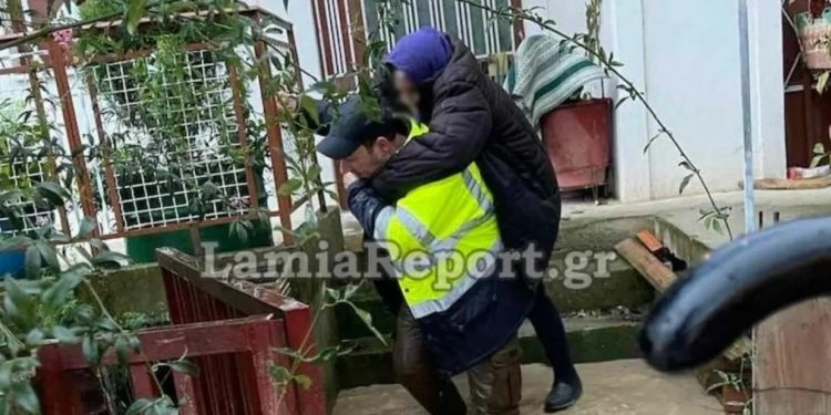 Alldaynews.gr Κακοκαιρία – Λαμία: Απεγκλωβίζουν πολίτες κουβαλώντας τους στην πλάτη – Συγκλονιστικές εικόνες (Video)