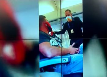Κατέβασαν από αεροπλάνο επιβάτη που επέμενε να φοράει… στρινγκ, αντί για μάσκα (video)