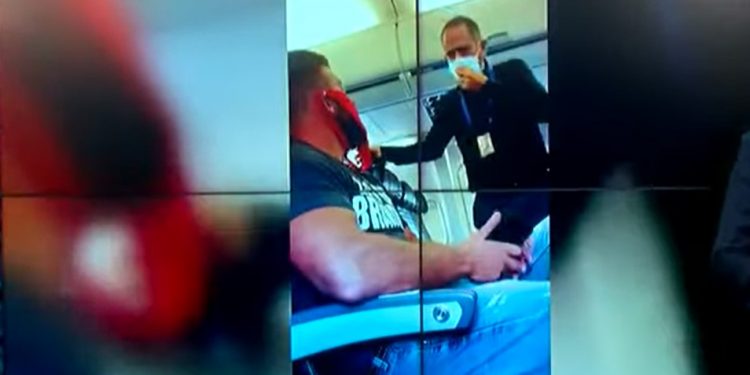 Alldaynews.gr Κατέβασαν από αεροπλάνο επιβάτη που επέμενε να φοράει… στρινγκ, αντί για μάσκα (video)