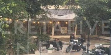 Alldaynews.gr Αστυνομικοί της ΔΙΑΣ βρήκαν εγκαταλελειμμένο κοριτσάκι μέσα σε χαρτόκουτα (φωτο, video)