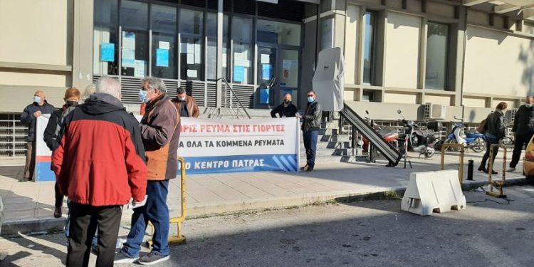 Alldaynews.gr Πάτρα: Ένταση με σπρωξιές στην ΔΕΗ, πιάστηκαν στα χέρια (video)