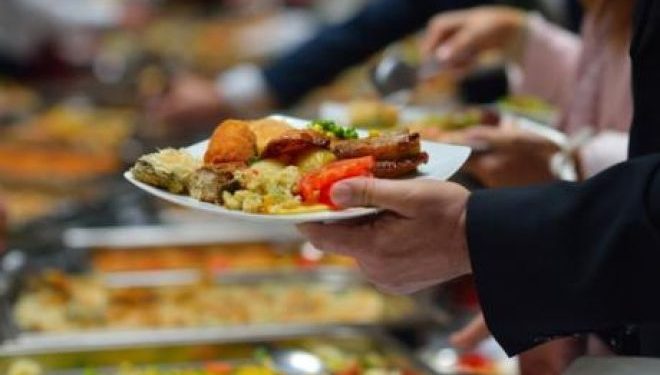 Άσπρα Σπίτια: Ποινή-μαμούθ για το «τραπέζι θανάτου» σε βάφτιση με 73 άτομα να χαροπαλεύουν με σαλμονέλα και 1 νεκρό