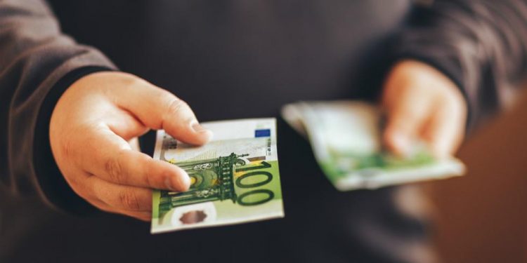 Έκτακτο επίδομα σε υγειονομικούς, συνταξιούχους και άτομα με αναπηρία – Δείτε τα κριτήρια και τα ποσά