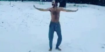 Alldaynews.gr Θανάσης Ευθυμιάδης: Χορεύει ημίγυμνος στα χιόνια (video)
