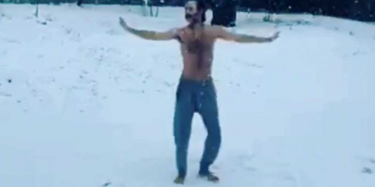 Alldaynews.gr Θανάσης Ευθυμιάδης: Χορεύει ημίγυμνος στα χιόνια (video)