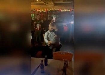 «Ντρέπομαι πολύ» δηλώνει η αστυνομικός που χόρεψε πάνω στον υποδιοικητή (φωτο, video)