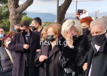 Κηδεία Τράγκα: «Καλό ταξίδι θείε» φώναζαν όταν βγήκε το φέρετρο – Χωρίς μάσκα ο Πετράκος