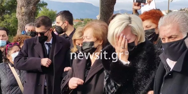 Κηδεία Τράγκα: «Καλό ταξίδι θείε» φώναζαν όταν βγήκε το φέρετρο – Χωρίς μάσκα ο Πετράκος