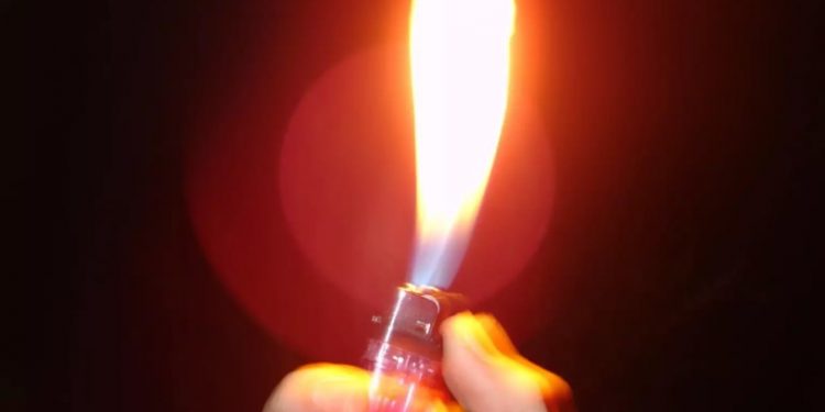Alldaynews.gr Φρίκη: 13χρονος έριξε απολυμαντικό σε φίλο του και του έβαλε φωτιά
