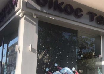 Θεσσαλονίκη: Οίκος Τελετών …viral ο στολισμός με ξωτικά και νεκρό για τα Χριστούγεννα!