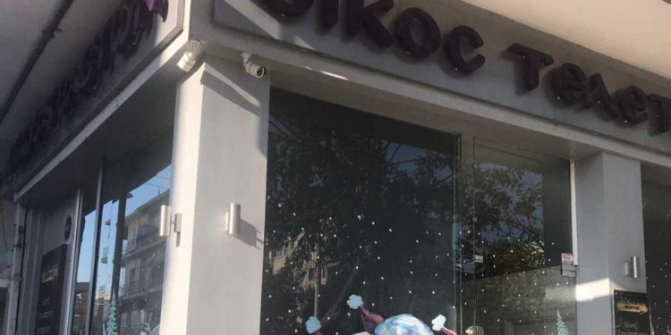 Alldaynews.gr Θεσσαλονίκη: Οίκος Τελετών …viral ο στολισμός με ξωτικά και νεκρό για τα Χριστούγεννα!