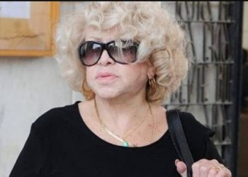 Τραγικές ώρες για την Καίτη Γκρέυ: Δεν έχει μάθει για τον θάνατο του γιου της