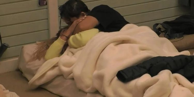 Φάρμα: Η Αγγελική Ηλιάδη καλοπερνάει την αγκαλιά του Γρηγόρη και παρατηρεί ότι υπάρχει «μια μικρή ζήλια»[video]