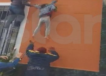 Alldaynews.gr Μεταξουργείο: Παιδιά κρέμονταν στα μπαλκόνια για να γλιτώσουν από τη φωτιά