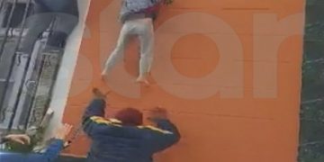 Alldaynews.gr Μεταξουργείο: Παιδιά κρέμονταν στα μπαλκόνια για να γλιτώσουν από τη φωτιά