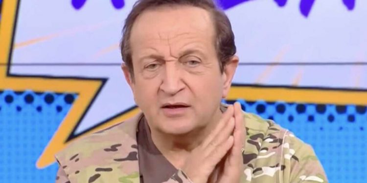 Alldaynews.gr Σπύρος Μπιμπίλας: Νέα καταγγελία για ηθοποιό ότι παγιδεύει γκέι παντρεμένους και τους εκβιάζει με φωτογραφίες (video)