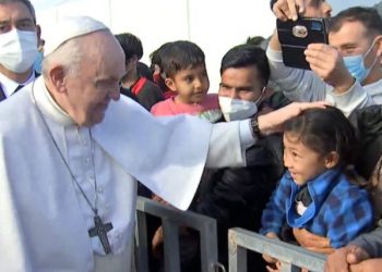 «We love you!»: H υποδοχή στον Πάπα Φραγκίσκο από τους πρόσφυγες[video]