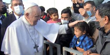 «We love you!»: H υποδοχή στον Πάπα Φραγκίσκο από τους πρόσφυγες[video]
