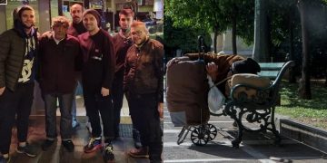 Alldaynews.gr Παρέα νεαρών πλήρωσε ξενοδοχείο σε άστεγο για να μην κοιμηθεί στο κρύο – Χαμός και προσφορά από κόσμο με ρούχα και σπίτι