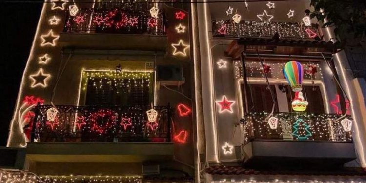 Τρίβει τα χέρια της η ΔΕΗ: Στολισμός σε σπίτι στην Πάτρα με 15.000 λαμπάκια (φωτο, video)
