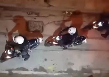 Αστυνομικοί σπάνε τζαμαρία πολυκατοικίας στα Εξάρχεια για να συλλάβουν διαδηλωτές (vids)
