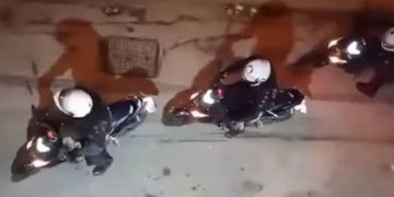 Αστυνομικοί σπάνε τζαμαρία πολυκατοικίας στα Εξάρχεια για να συλλάβουν διαδηλωτές (vids)