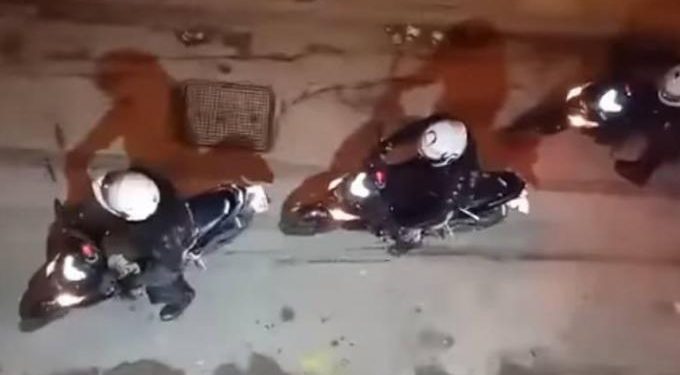 Αστυνομικοί σπάνε τζαμαρία πολυκατοικίας στα Εξάρχεια για να συλλάβουν διαδηλωτές (vids)