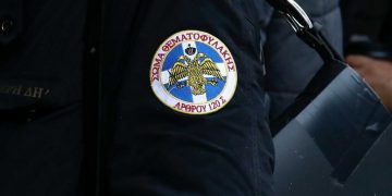 Alldaynews.gr Θεσσαλονίκη: Αρνητές υποδύθηκαν τους αστυνομικούς και έκαναν έλεγχο σε χώρο διενέργειας rapid test!