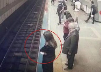 Γυναίκα πήδηξε στις ράγες του μετρό για να αυτοκτονήσει και γλίτωσε χωρίς γρατζουνιά (video)