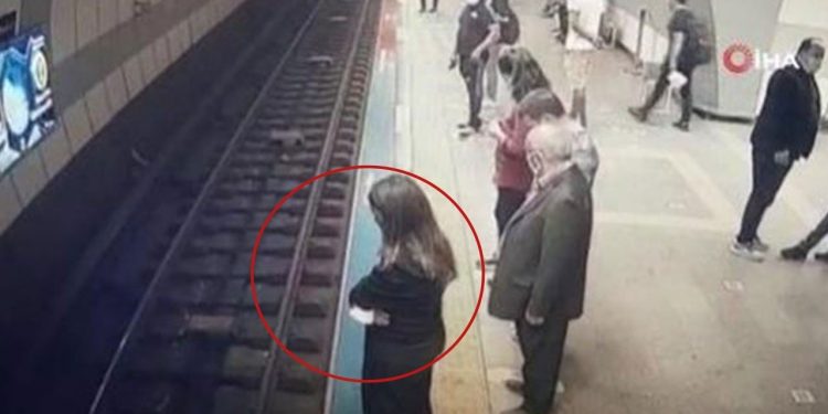 Alldaynews.gr Γυναίκα πήδηξε στις ράγες του μετρό για να αυτοκτονήσει και γλίτωσε χωρίς γρατζουνιά (video)