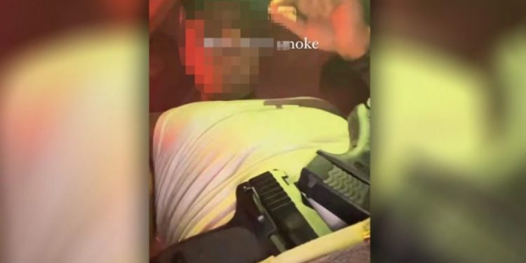 ΕΚΤΑΚΤΟ: Προσαγωγή του γνωστού τράπερ για τις εικόνες με τα όπλα