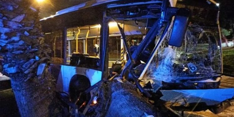 Σοκαριστικό τροχαίο με λεωφορείο στην Ποσειδώνος[photos]