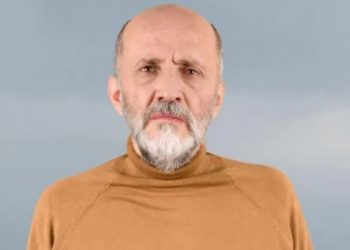 Μάνος Βακούσης: Έβαφα και φρόντιζα Νεκρούς-Μου άρεσε να μαζεύω τα κόκκαλα της μάνας μου στο κοιμητήριο