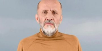 Μάνος Βακούσης: Έβαφα και φρόντιζα Νεκρούς-Μου άρεσε να μαζεύω τα κόκκαλα της μάνας μου στο κοιμητήριο