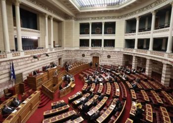 Βουλή: Σημαία έπεσε στο κεφάλι υπαλλήλου την ώρα που βουλευτής μιλούσε για τα εργατικά ατυχήματα
