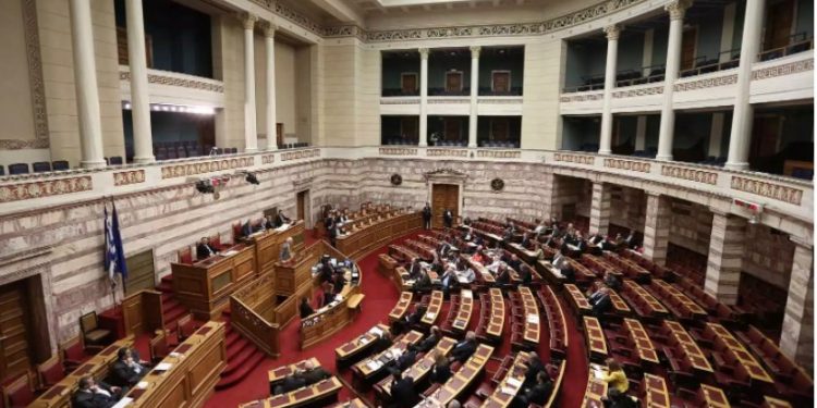 Alldaynews.gr Βουλή: Σημαία έπεσε στο κεφάλι υπαλλήλου την ώρα που βουλευτής μιλούσε για τα εργατικά ατυχήματα