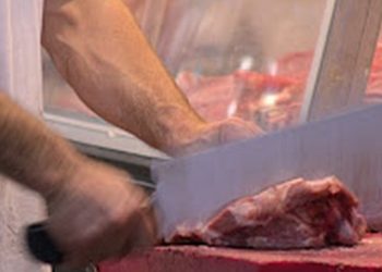 Κρεοπώλης πουλούσε κρέατα και ήταν Θετικός στον κορωνοϊο! Έφαγε πρόστιμο 5.000 ευρώ