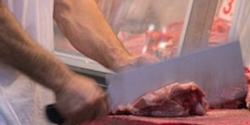 Κρεοπώλης πουλούσε κρέατα και ήταν Θετικός στον κορωνοϊο! Έφαγε πρόστιμο 5.000 ευρώ