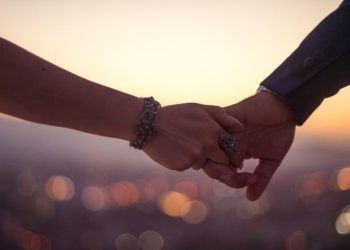 3 σημάδια που δείχνουν ότι κάποιο πρόσωπο σε έχει επιθυμήσει