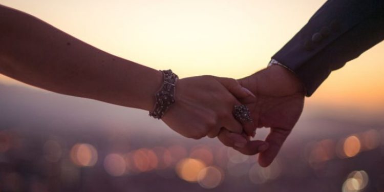 Alldaynews.gr 3 σημάδια που δείχνουν ότι κάποιο πρόσωπο σε έχει επιθυμήσει