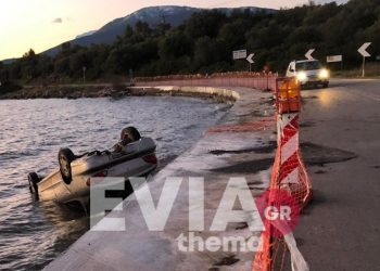 Σοβαρό τροχαίο: Αυτοκίνητο «τούμπαρε» στη θάλασσα (φωτο)