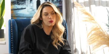 Alldaynews.gr Μαντώ Γαστεράτου: Φορούσα ένα σκουλαρίκι και αρχίζει να φωνάζει «είναι π@ύστ@ς, είναι π@ύστ@ς! Ελάτε να δείτε»