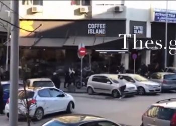 Θεσσαλονίκη: Άγριο ξύλο έξω από τα δικαστήρια με ξύλα και καρέκλες (video)