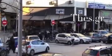 Θεσσαλονίκη: Άγριο ξύλο έξω από τα δικαστήρια με ξύλα και καρέκλες (video)