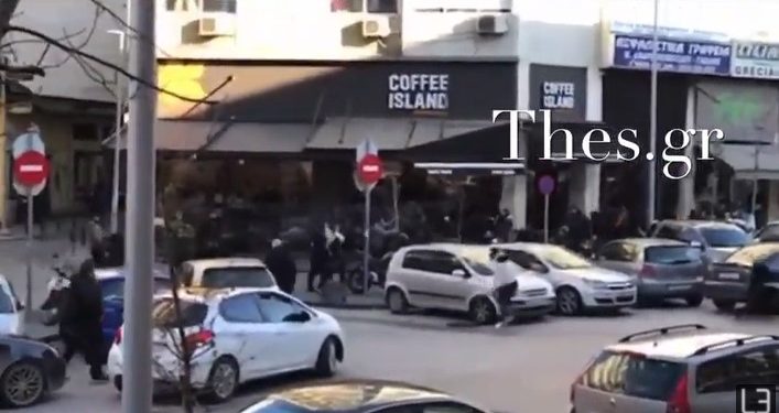 Θεσσαλονίκη: Άγριο ξύλο έξω από τα δικαστήρια με ξύλα και καρέκλες (video)