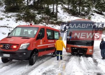 Καλάβρυτα: Ακινητοποιημένο στα χιόνια τουριστικό λεωφορείο με 30 επιβάτες (φωτογραφίες)
